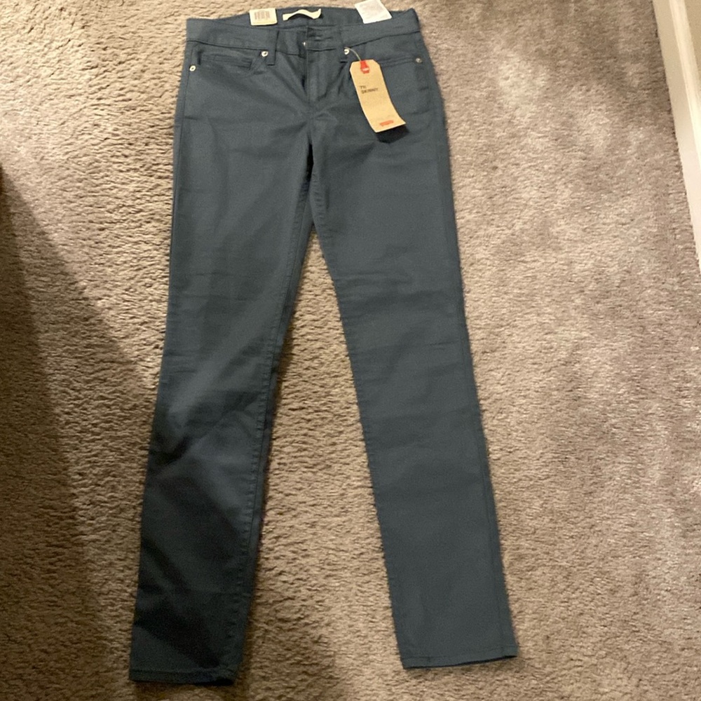 BNWT Levi’s 711 skinny mid rise. NWT! Size 27x30.